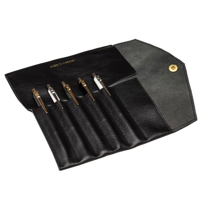 Fiffi Leather Pen Roll Black in der Gruppe Stifte / Schreibwaren / Schreibetuis und weitere Etuis bei Pen Store (104907)