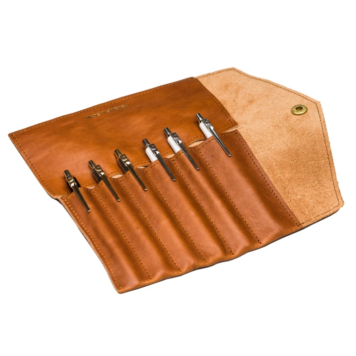 Fiffi Leather Pen Roll Cognac in der Gruppe Stifte / Schreibwaren / Schreibetuis und weitere Etuis bei Pen Store (104908)