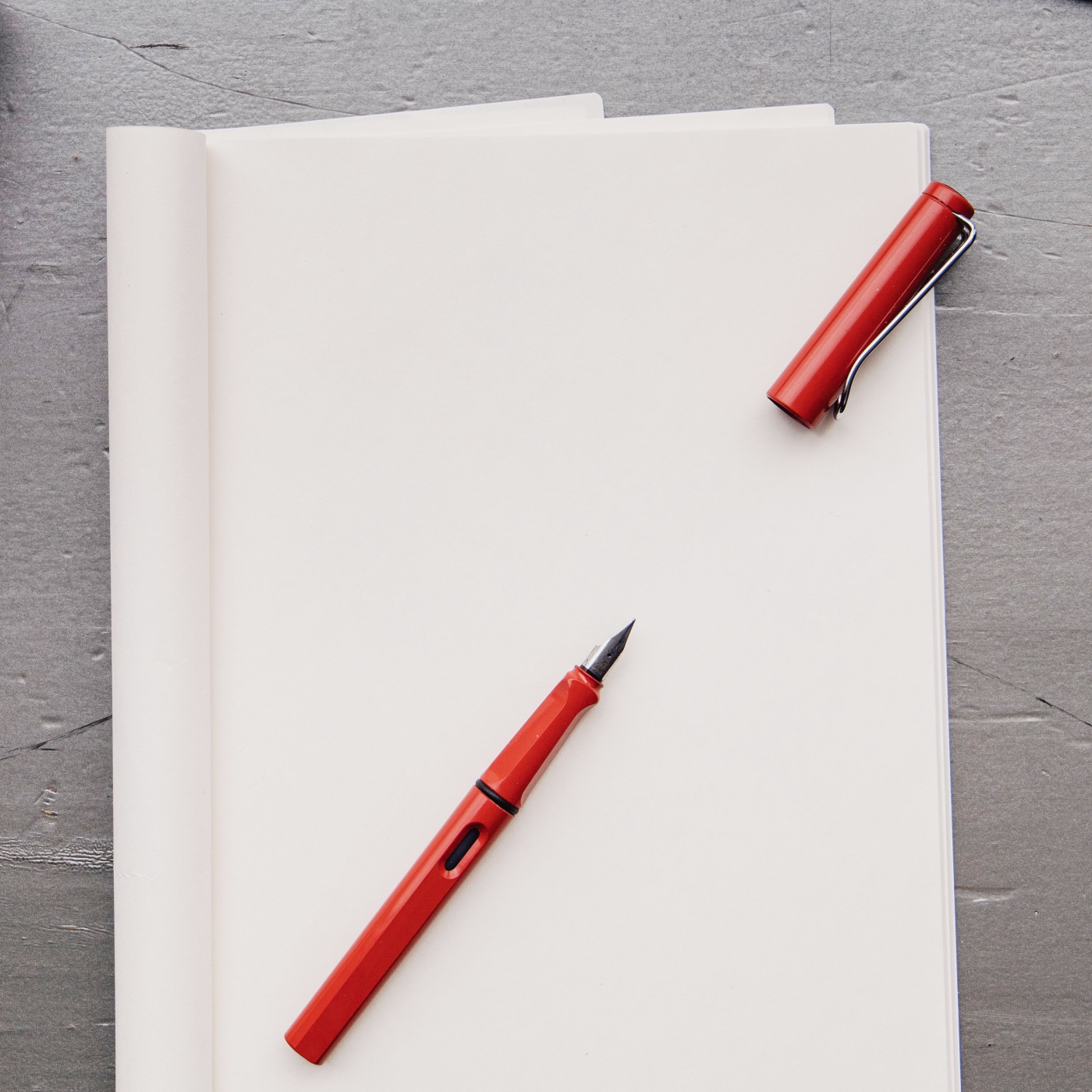 Safari Füllfederhalter Shiny Red in der Gruppe Stifte / Fine Writing / Füllfederhalter bei Pen Store (101909_r)