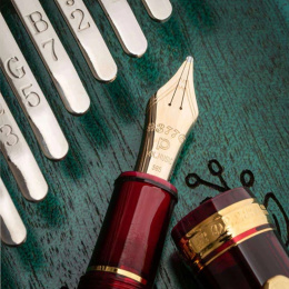 #3776 Century Füllfederhalter Bourgogne Music nib in der Gruppe Stifte / Fine Writing / Füllfederhalter bei Pen Store (111643)