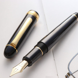 #3776 Century Füllfederhalter Black Gold Trim Music nib in der Gruppe Stifte / Fine Writing / Füllfederhalter bei Pen Store (112519)