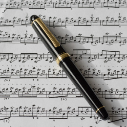 #3776 Century Füllfederhalter Black Gold Trim Music nib in der Gruppe Stifte / Fine Writing / Füllfederhalter bei Pen Store (112519)