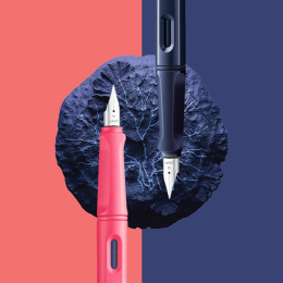 Safari Füllfederhalter Dark Dusk Medium in der Gruppe Stifte / Fine Writing / Füllfederhalter bei Pen Store (135233)