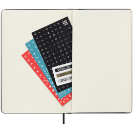 Kalender 18M Daily Hard Cover Large Black in der Gruppe Papier & Blöcke / Kalender und Terminkalender / 18 Monate Tageskalender bei Pen Store (135596)
