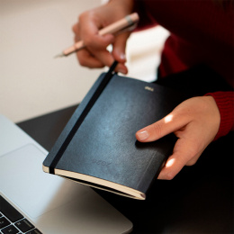 Kalender 12M Weekly Notebook 2026 Softcover Large Black in der Gruppe Papier & Blöcke / Kalender und Terminkalender / 12 Monate Tageskalender bei Pen Store (136111)