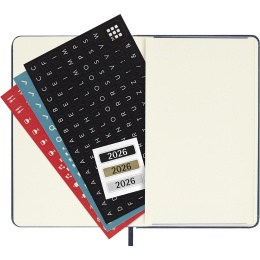 Kalender 12M Weekly Notebook 2026 Hardcover Pocket Sapphire Blue in der Gruppe Papier & Blöcke / Kalender und Terminkalender / 12 Monate Tageskalender bei Pen Store (136125)