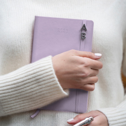 Kalender 12M Daily 2026 Hardcover Large Pastel Lilac in der Gruppe Papier & Blöcke / Kalender und Terminkalender / 12 Monate Tageskalender bei Pen Store (136133)