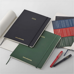 Kalender 12M Weekly Vertical 2026 Hardcover XXL Myrtle Green in der Gruppe Papier & Blöcke / Kalender und Terminkalender / 12 Monate Tageskalender bei Pen Store (136135)