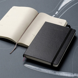Kalender 18M Weekly Hard Cover Horisontell Pocket Black in der Gruppe Papier & Blöcke / Kalender und Terminkalender / 18 Monate Tageskalender bei Pen Store (137013)
