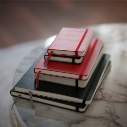 Kalender 18M WeekNote Hard Cover Pocket Red in der Gruppe Papier & Blöcke / Kalender und Terminkalender / 18 Monate Tageskalender bei Pen Store (137021)
